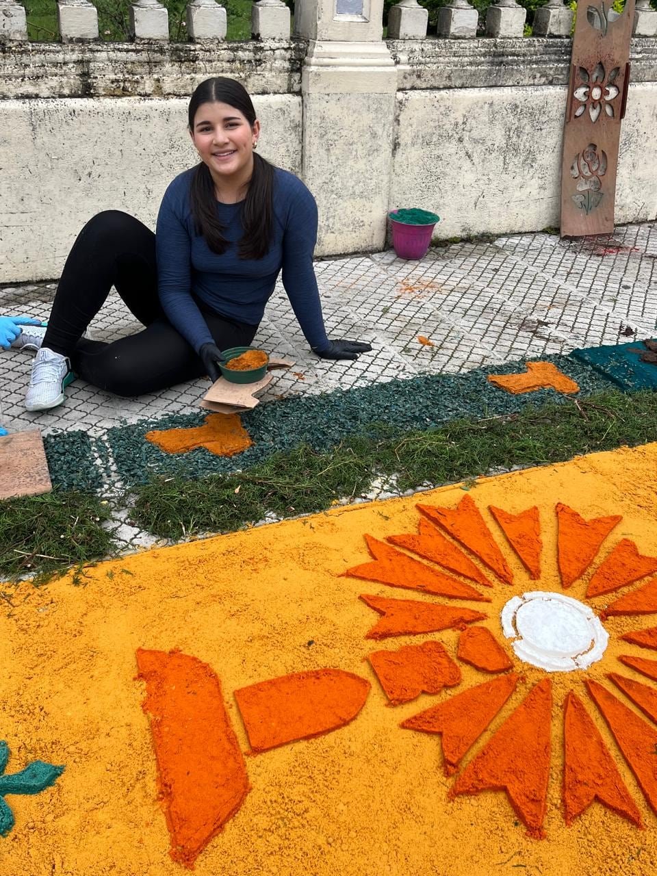La celebración de Corpus Christi, desde la madrugada del domingo 7 de junio decenas de vecinos trabajaban contra reloj para convertir las calles alrededor del templo de San Rafael Arcángel de Heredia en una verdadera alfombra de fe, color y tradición. Mauricio Campos fue uno de ellos.