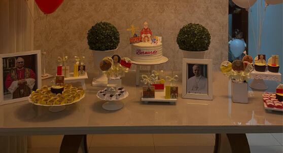 Niño eligió como tema para su fiesta de cumpleaños al papa León XIV