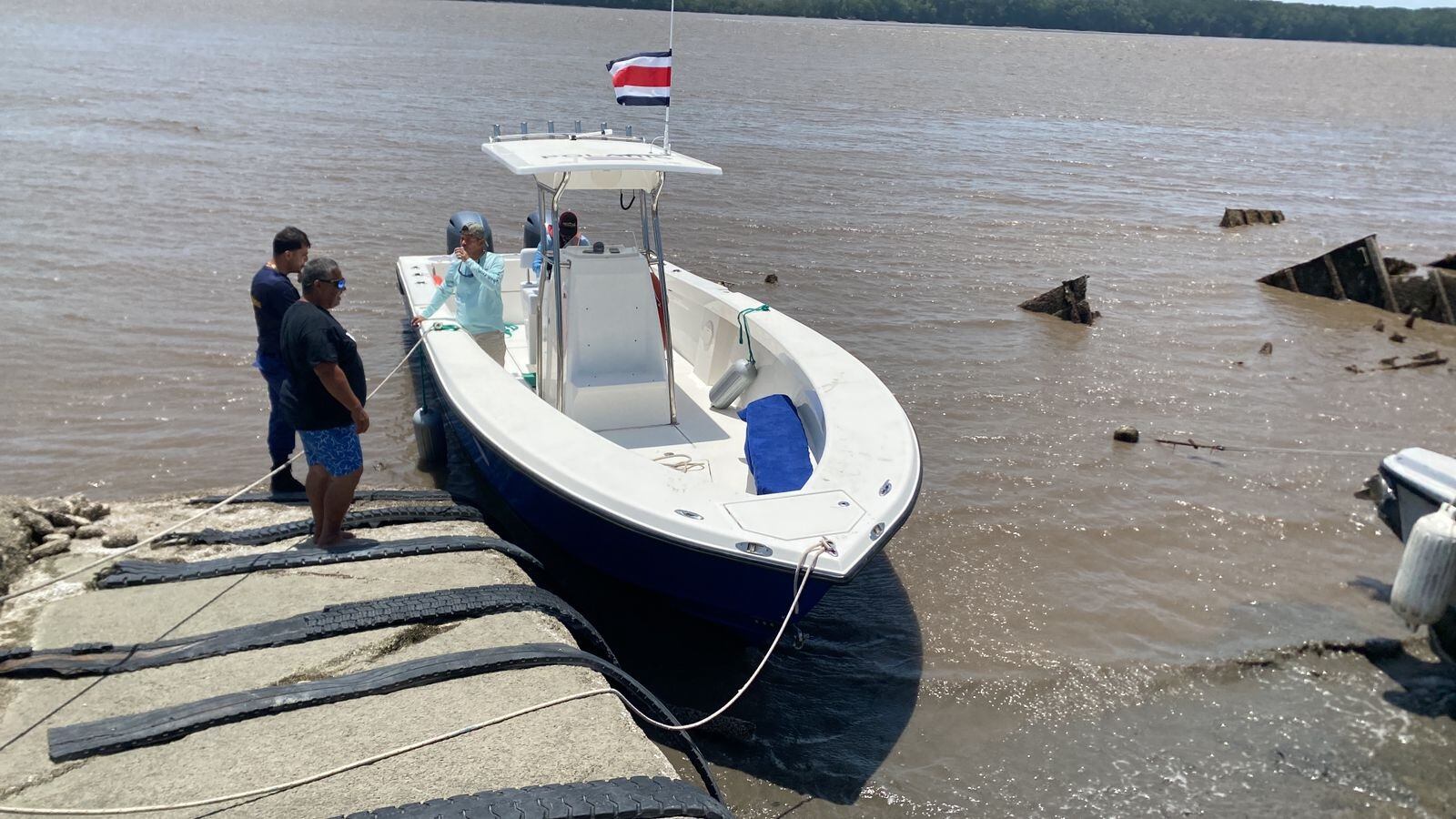 Para todas aquellas personas que necesitan usar el puente La Amistad sobre el río Tempisque, desde el pasado jueves 11 de abril se comenzó a dar servicio de transporte en lancha gratis.