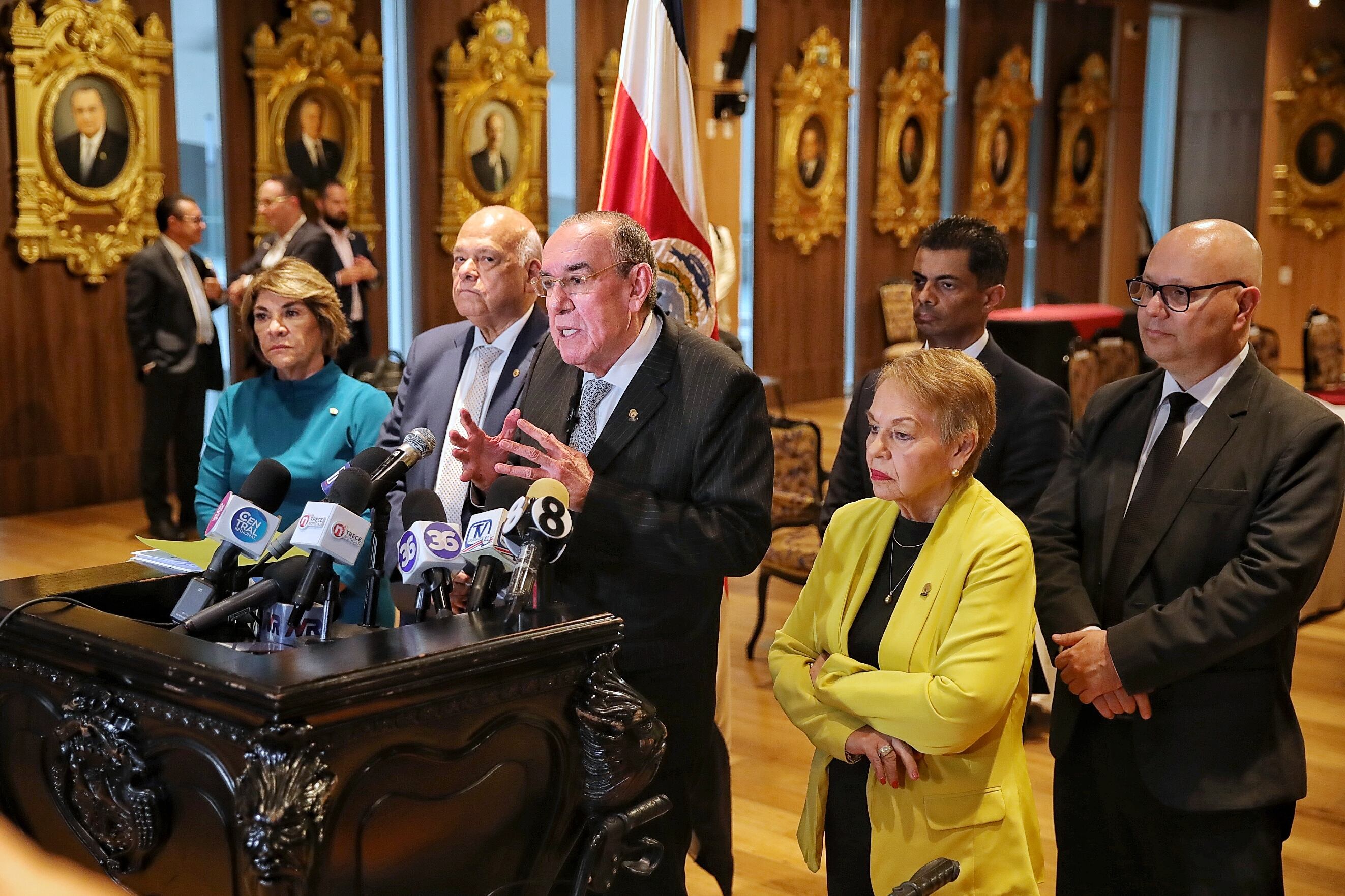 16/10/2023/ También, cubrir la reunión de Seguridad entre la Asamblea Legislativa, Poder Judicial y Poder Ejecutivo en la sala de presidentes de la Asamblea Legislativa / Foto John Durán