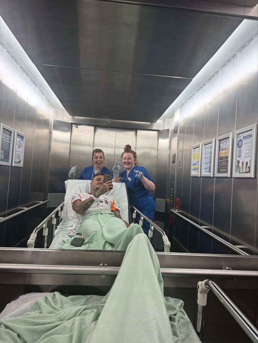 Noa Lang sufrió la semiamputación de un dedo durante el partido en Anfield.