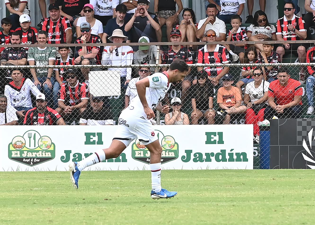 04 de mayo del 2025. Estadio de Piedades de Santa Ana. 11:00 hrs. Jornada 21 del Torneo de Clausura 2025 del Campeonato de Fútbol de Primera División. El equipo descendido, Santa Ana, enfrenta a la Liga Deportiva Alajuelense que disputa junto a Heredia y Cartago el primer lugar de la tabla de posiciones. El técnico manudo Oscar Ramírez presenta su propuesta que lo llevará hasta las instancias finales. En tanto el equipo de Santa Ana cumple con el programa del campeonato en dos partidos más a pesar de que ya descendió a la segunda categoría. Foto: Albert Marín