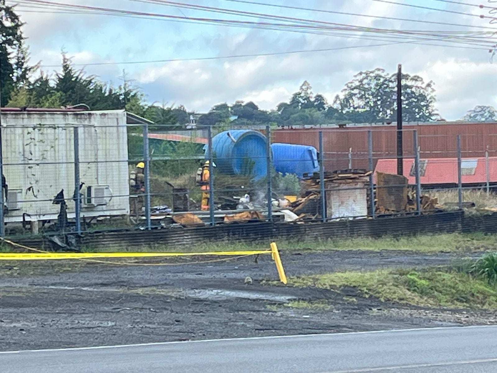 El derrame de un químico que salía desde una empresa provocó una emergencia y movilización de Bomberos en San Isidro de Heredia, la mañana del miércoles 6 de mayo del 2026. Foto: La Teja