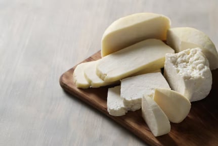 Eliminan los aranceles de la leche: ¿serán más baratos los productos lácteos? 12 Los quesos cottage, cheddar y suizo contienen probióticos que ayudan a producir ácidos grasos de cadena corta, los cuales colaboran en mantener el equilibrio ácido, absorber nutrientes y proteger el funcionamiento de los intestinos. La Nacion/Argentina/GDA
