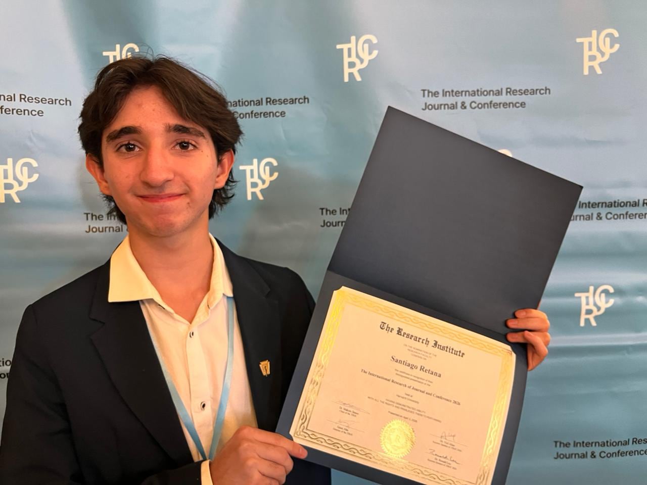 Santiago Retana Rojas, un joven sancarleño de 16 años , se convirtió en el primer latinoamericano en recibir el reconocimiento de Mejor Orador (Best Speaker) en la conferencia The International Research Journal and Conference (TIRJC) 2026, celebrada en la Universidad de Harvard, en Cambridge, Massachusetts.