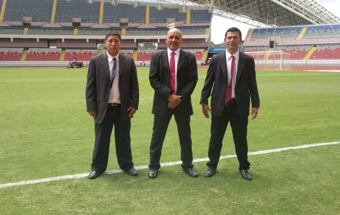 Julio (centro) el año pasado, cuando iba a dirigir un partido organizado por Anep. Cortesía.