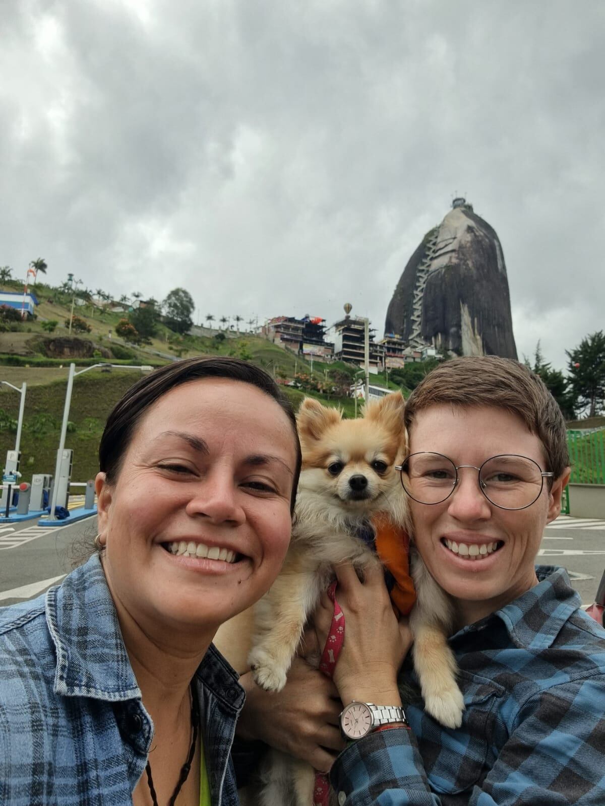 Melissa Cambronero y Carolina Rosales, de 33 y 34 años respectivamente, son dos guapileñas que, junto a su perrita Chiky, viajan en bicicleta de Guápiles a la Patagonia, salieron en agosto del 2024
