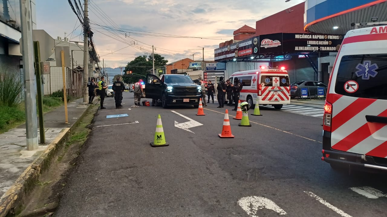 Confirman la muerte de dos hombres atacados a balazos cerca de una conocida farmacia en San Pedro