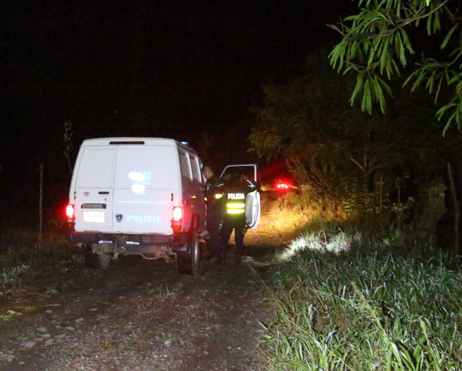 La Fuerza Pública estuvo en el sitio hasta avanzada la noche, cuando agentes del OIJ levantaron el cuerpo en el sector de Limbo, Duacarí. Foto: Reiner Montero.