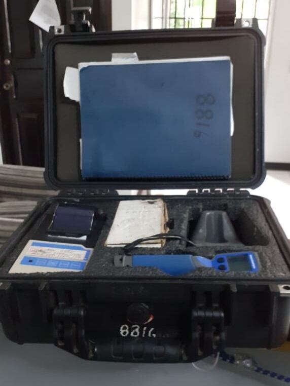 Policía de Tránsito de Ciudad Quesada busca alcosensor que se habría caído de patrulla. Foto Edgar Chinchilla.