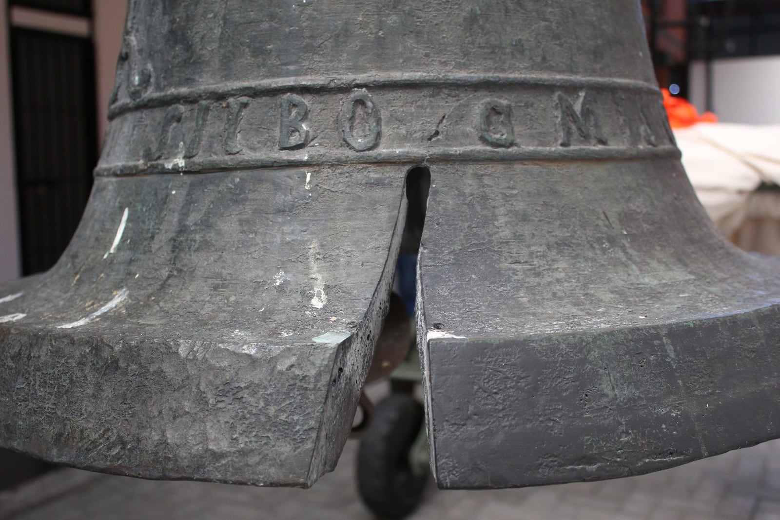 Durante 91 años seguidos la campana de la Independencia (también conocida como campana de la Libertad), colocada en el marco sur de las ruinas de Cartago, acompañó las fiestas patrias, sin embargo, este 2025 será el segundo año consecutivo que no estará