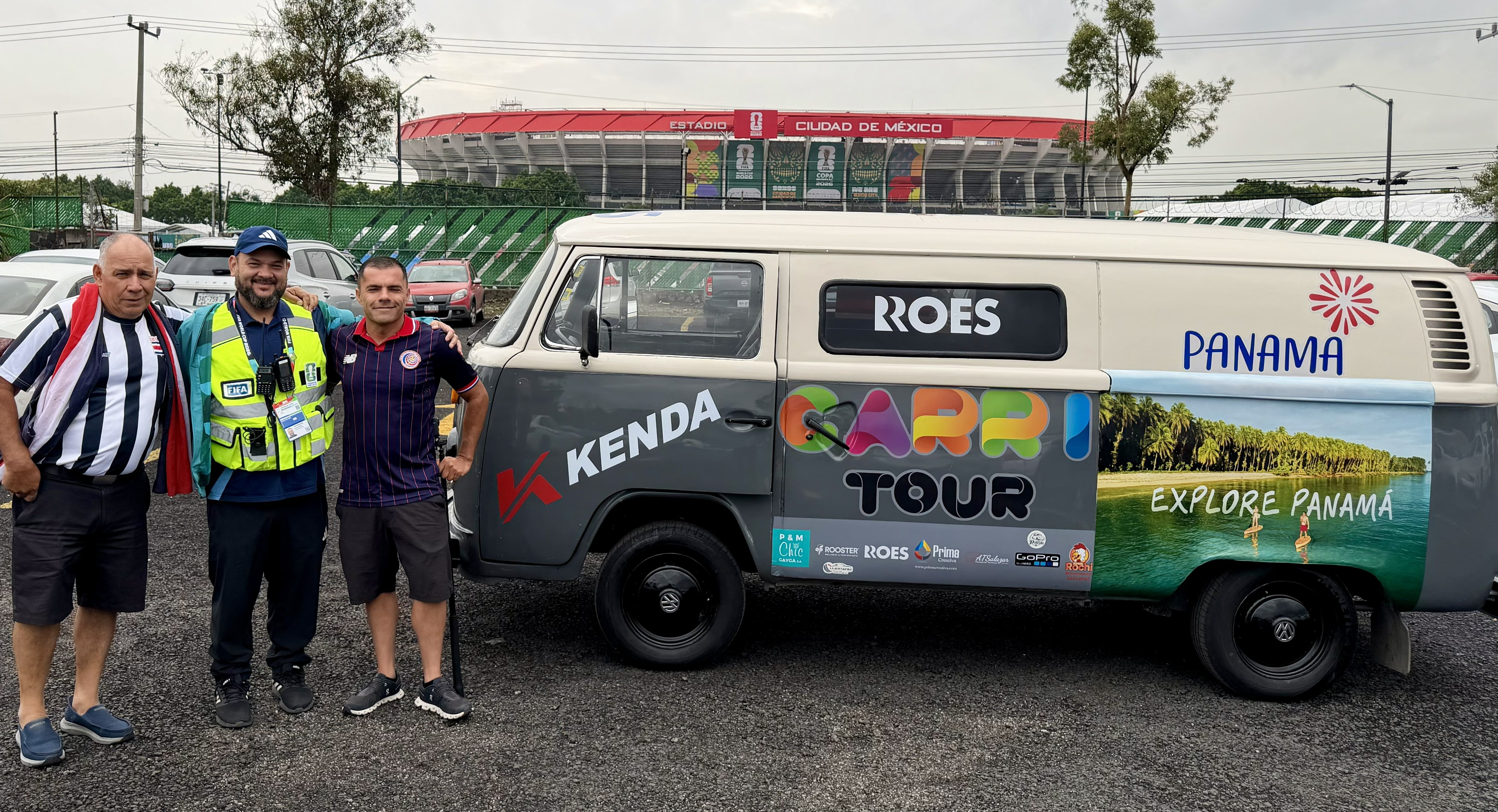 Don Eduardo Garita padre y Eduardo Garita hijo, quienes salieron de Costa Rica hasta Ciudad de México, el pasado 3 de junio, para emprender un viaje en una Volkswagen de 1975 que llaman “La Vocha Viajera”