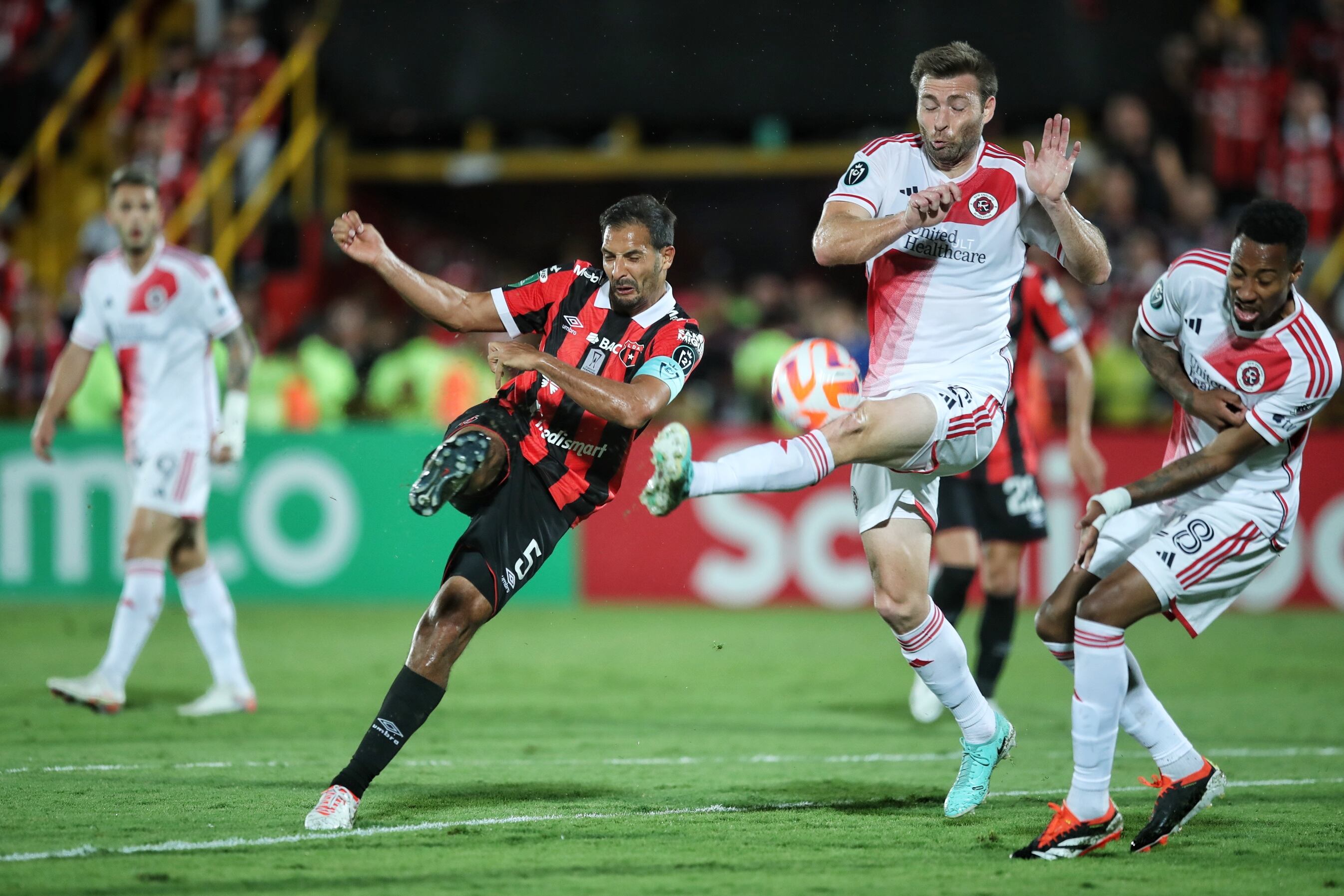 12/03/2024/ juego de vuelta entre Liga Deportiva Alajuelense vs New England Revolution por la CONCACAF Champions Cup en el estadio Alejandro Morera Soto donde el técnico Alexandre Guimarães vuelve al fútbol de Costa Rica dirigiendo a la Liga / Foto John Durán