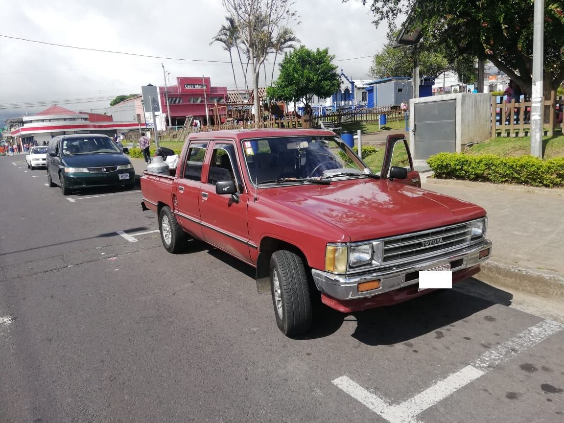 Jorge Madrigal y su carrito del 87. Cortesía.