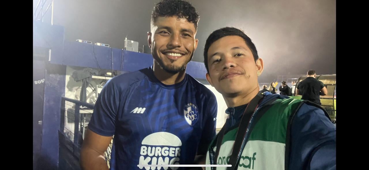 अलेक्झांडर पेरेझ मैत्रीपूर्ण मेझा स्टेडियमवर जर्मन थॉमस मुलरला भेटण्यात यशस्वी झाला.