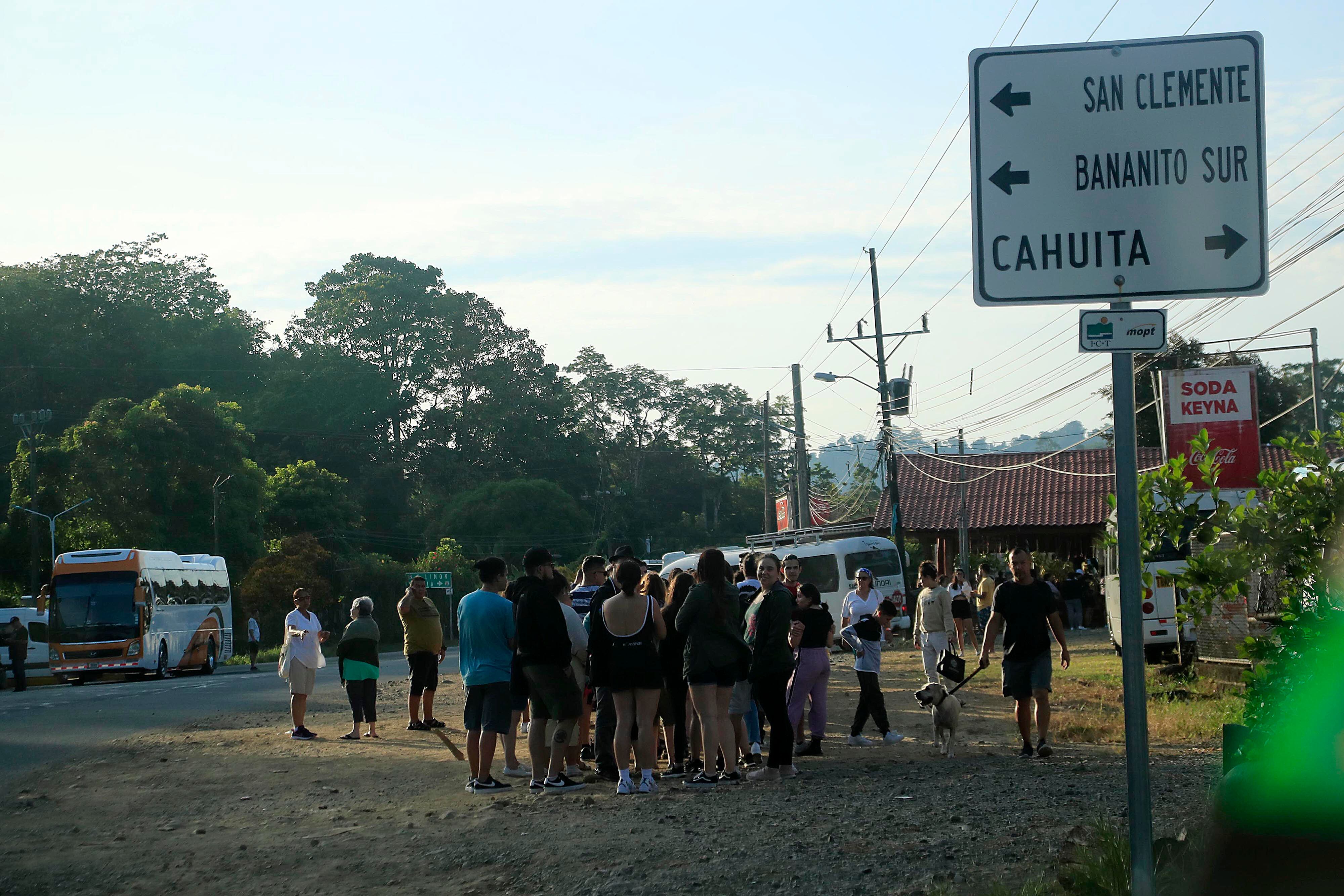 14/10/2023      Limón. Desde muy tempranas horas del día se vivió este sábado, en el atlántico de nuestro país, un gran ambiente en relación con el esperado eclipse anular de sol. Cientos de costarricenses se trasladaron a las playas del caribe sur para contemplar el anunciado acontecimiento astronómico del año, desde la parcialidad esperada para entre alrededor de las 10:15 a.m. y 1:50 p.m., pero sobre todo el punto de mayor esplendor apenas unos minutos después del mediodía. Foto: Rafael Pacheco Granados