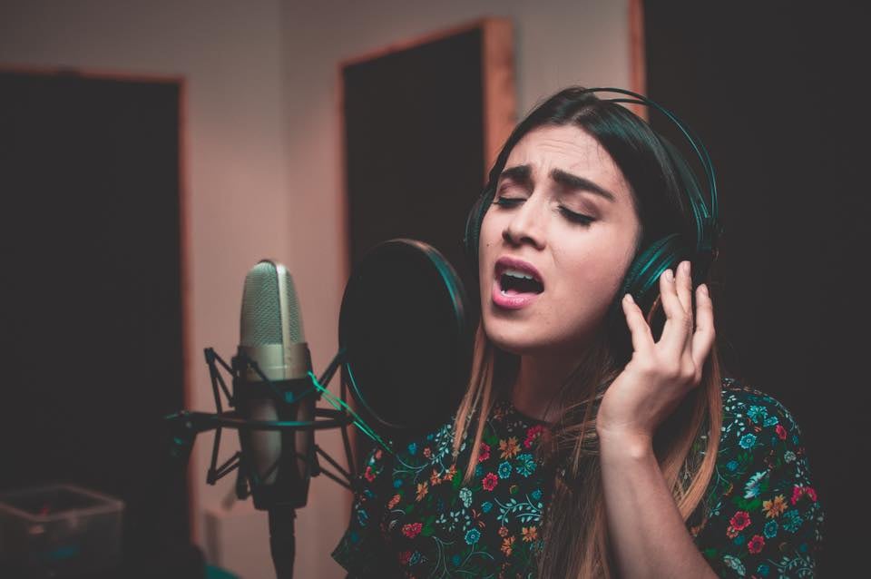 La cantante Sharon Abarca, quien es del cantón de Grecia, disfruta de la iluminación de la casa de los Barrantes