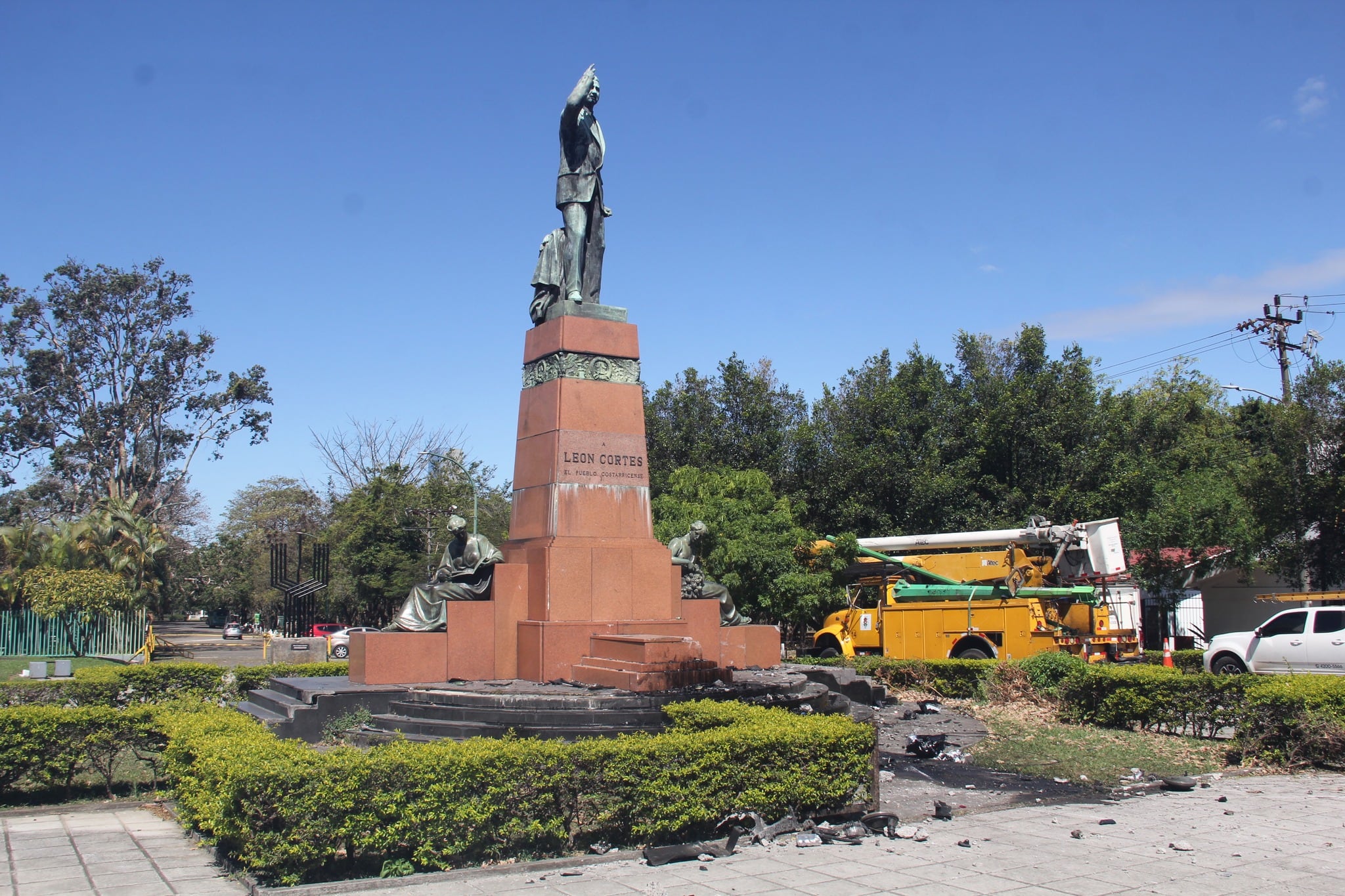 Cuantiosos daños sufrió el león de bronce de la estatua de León Cortés Castro luego del violento choque que el conductor de un pick up tuvo contra la estructura. Foto: ICODER