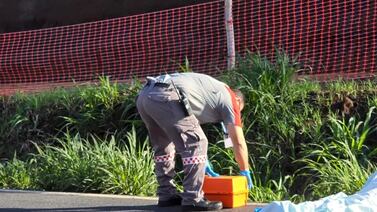 Violento choque entre tráiler y motocicleta deja como saldo un trágico escenario