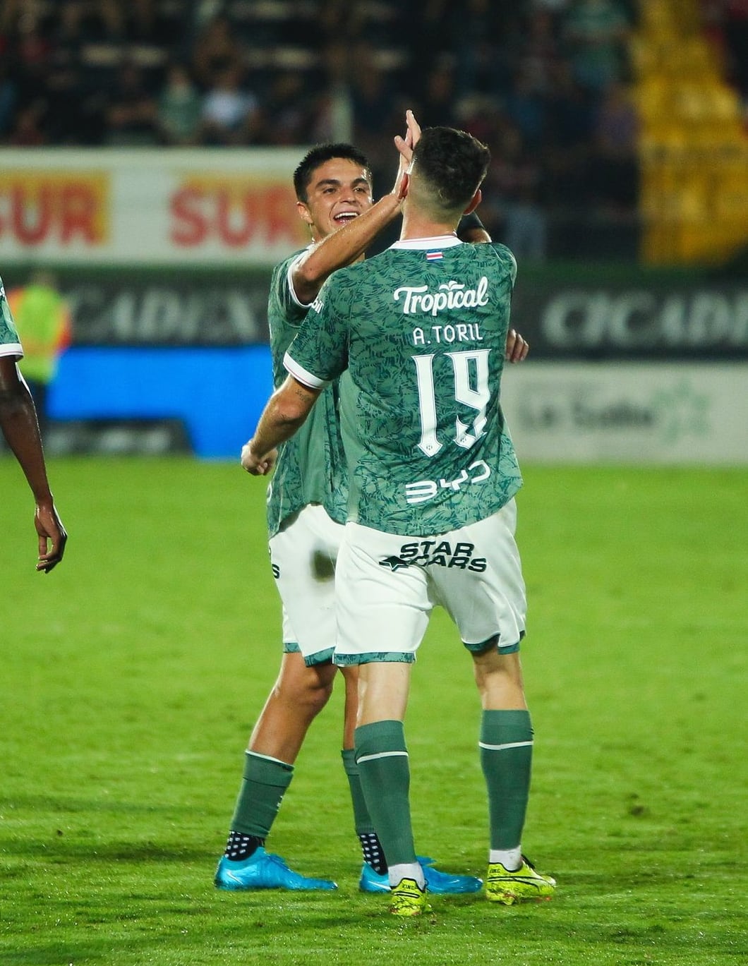 Santiago van der Putten volvió a jugar con el primer equipo de Liga Deportiva Alajuelense el 10 de agosto. Nunca había actuado con la plana mayor rojinegra en el Estadio Alejandro Morera Soto.