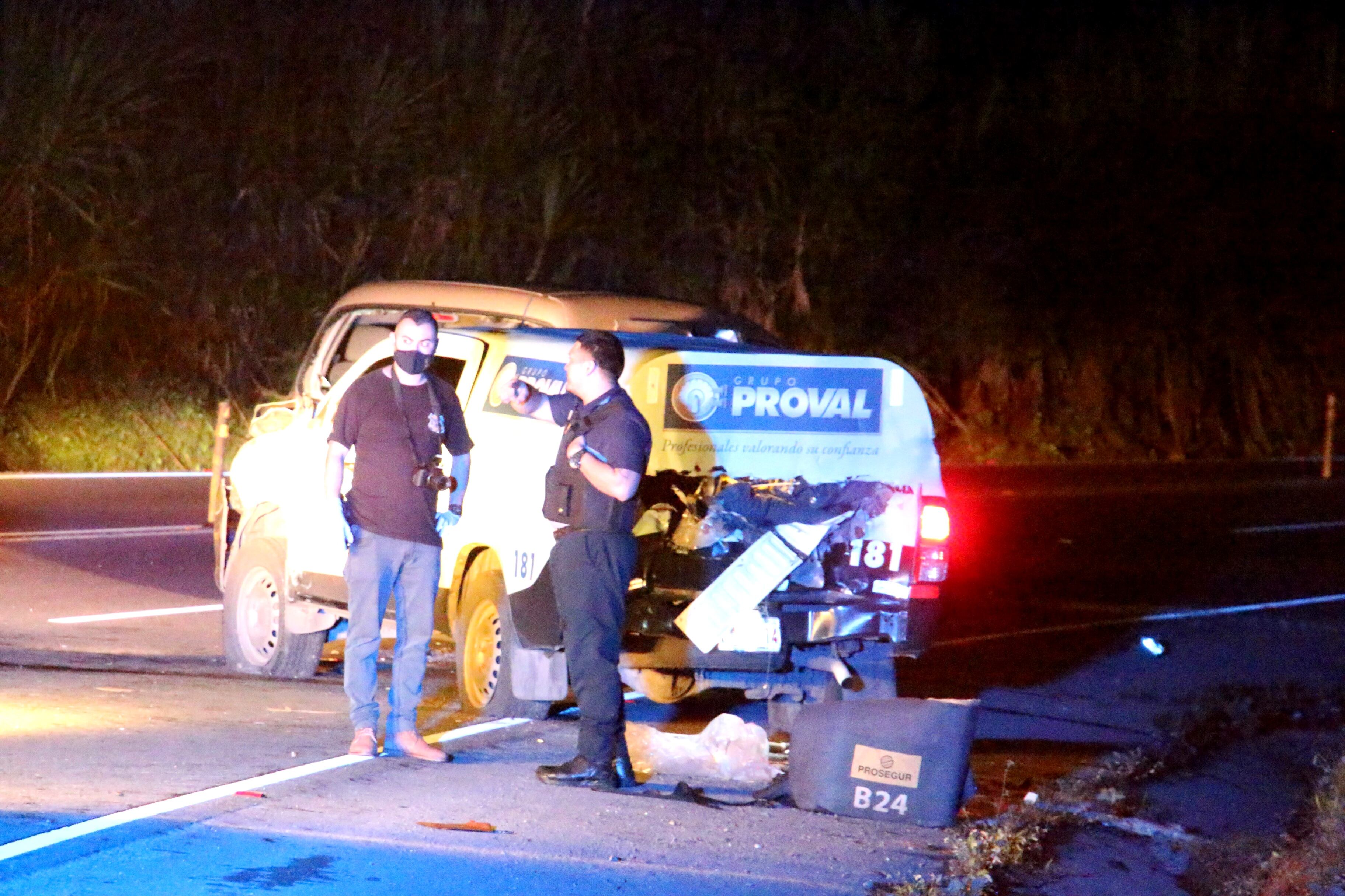 Agentes del OIJ de Guápiles se hicieron cargo de las pesquisas por el asalto al remesero de la empresa Proval. Foto: Reiner Montero.