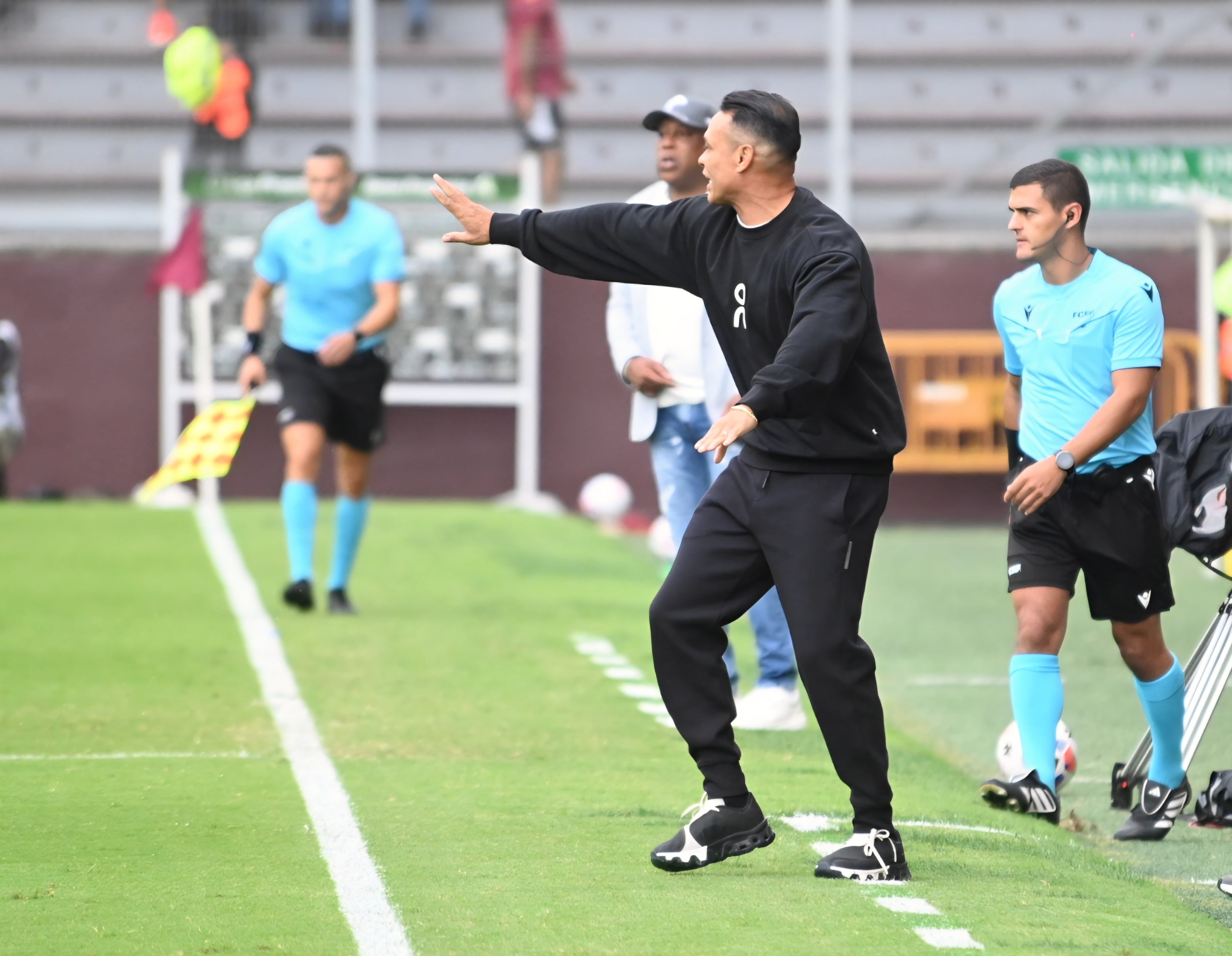 02 de agosto del 2026. Estadio Ricardo Saprissa. 16:00 hrs. El Deportivo Saprissa se enfrenta al San Carlos FC en la jornada 2 del Torneo de Apertura 2026 del Campeonato Nacional de fútbol de la Primera División. En la foto: los técnicos Hernán Medford y Walter Centeno y acciones importantes del juego. Foto: Albert Marin.