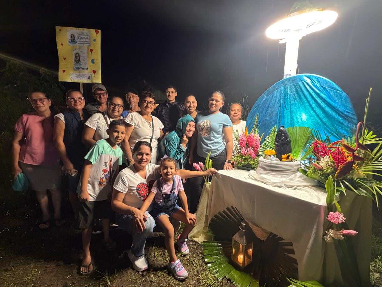 Tres generaciones peregrinan, más de 200 kilómetros, desde Talamanca hasta donde La Negrita. En la foto, fieles de la iglesia de Limonal, hicieron un pequeño altar y los esperaron con café y arroz con leche.