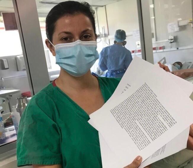 Una de las trabajadoras que hace un esfuerzo, y saca tiempo de su jornada para entregar y leer los emotivos mensajes a los pacientes, es la doctora Arlín Madriz Martínez, de 38 años y con 14 de servir en la Caja.