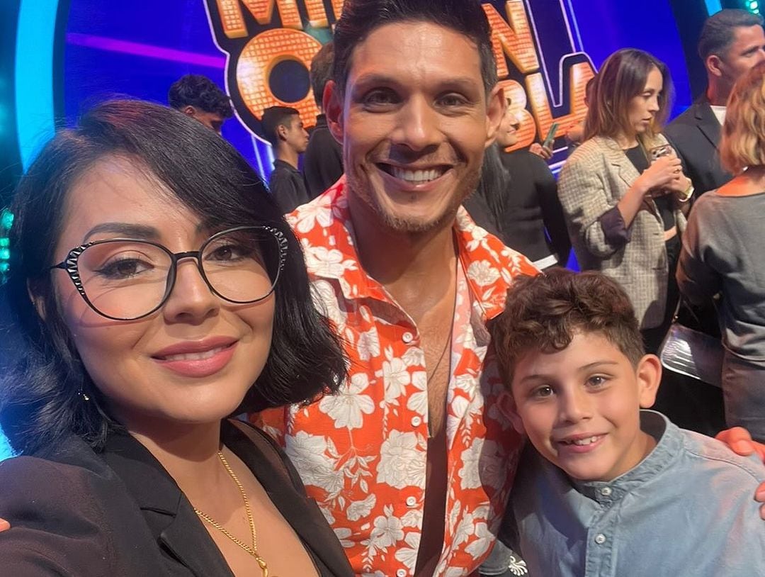 Berny Madrigal, participante de Mira quién baila, y su familia y la bailarina Alhana Morales