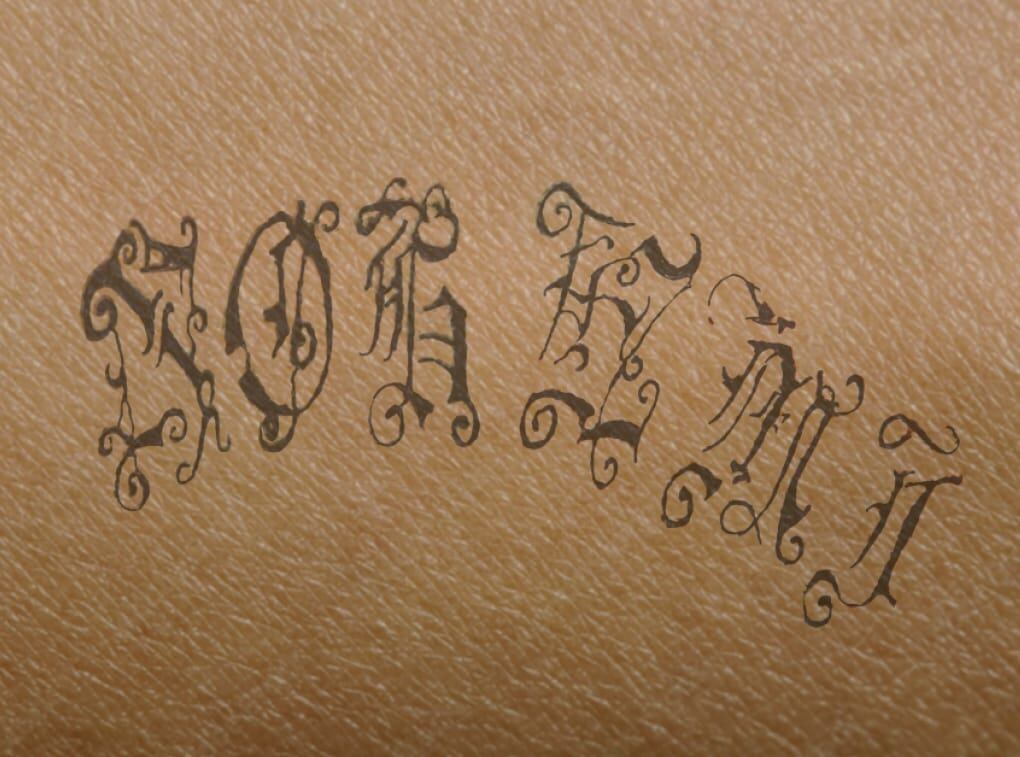 Este es el tatuaje que tenía el ahora fallecido.