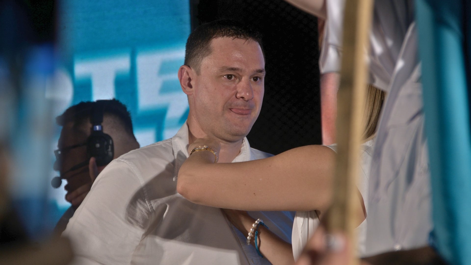 Juan Diego González mientras Laura Fernández le colocaba un pin de jaguar en la camisa.