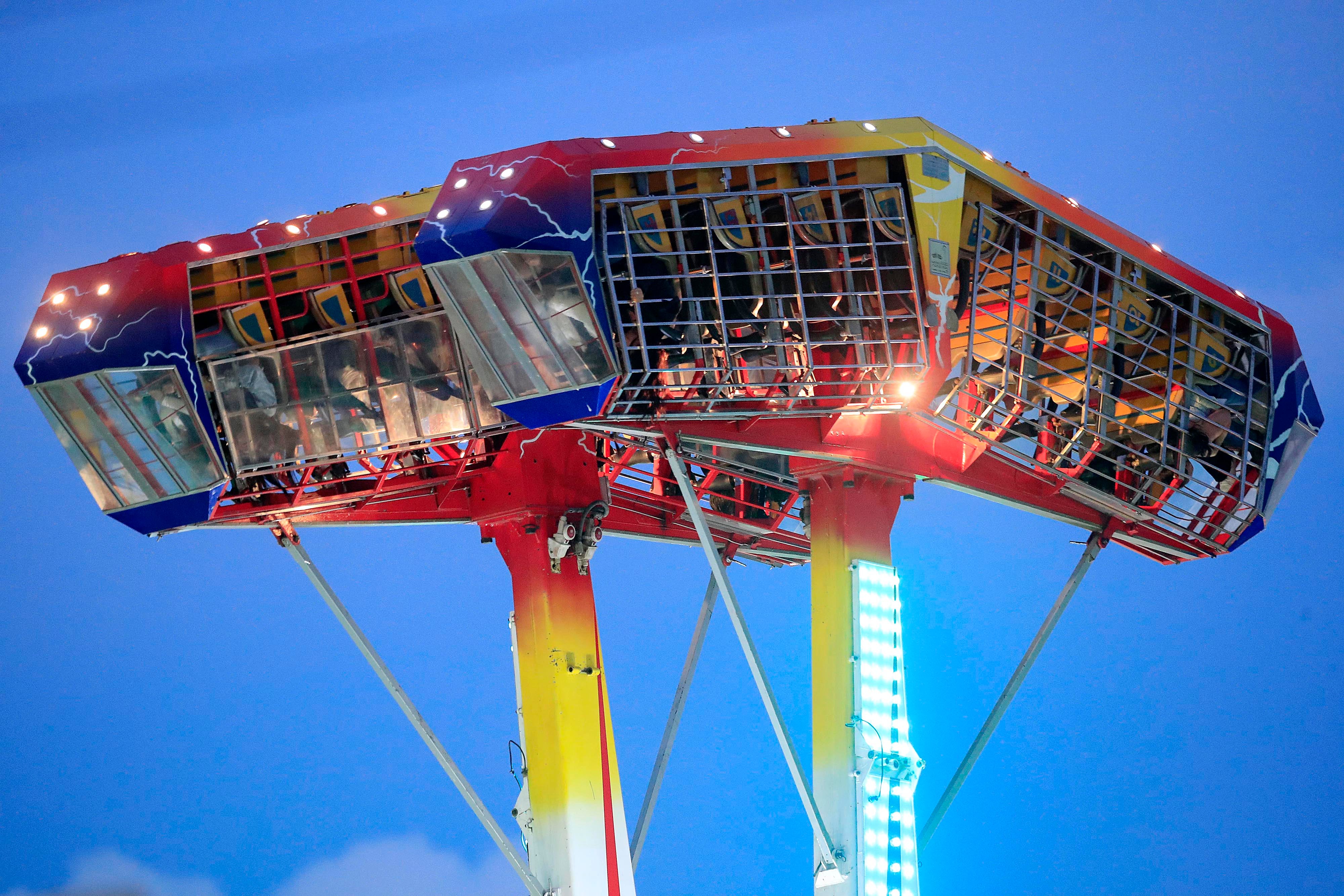 26/12/2023    Zapote. Mucho movimiento se apreció este martes, durante la tarde noche, en el campo ferial. Gran cantidad de gente disfrutó las comidas y de los juegos mecánicos.