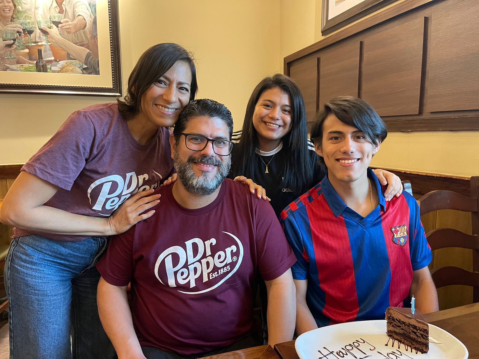 Norman Ortiz, vecino de Tres Ríos y misionero cristiano desde hace más de 20 años, enfrenta una dura batalla contra un tumor cerebral que apareció de forma inesperada y requiere una costosa atención médica. En la foto con su esposa Isabel Piedra y sus hijos Josué Ortiz y Abigail Ortiz.