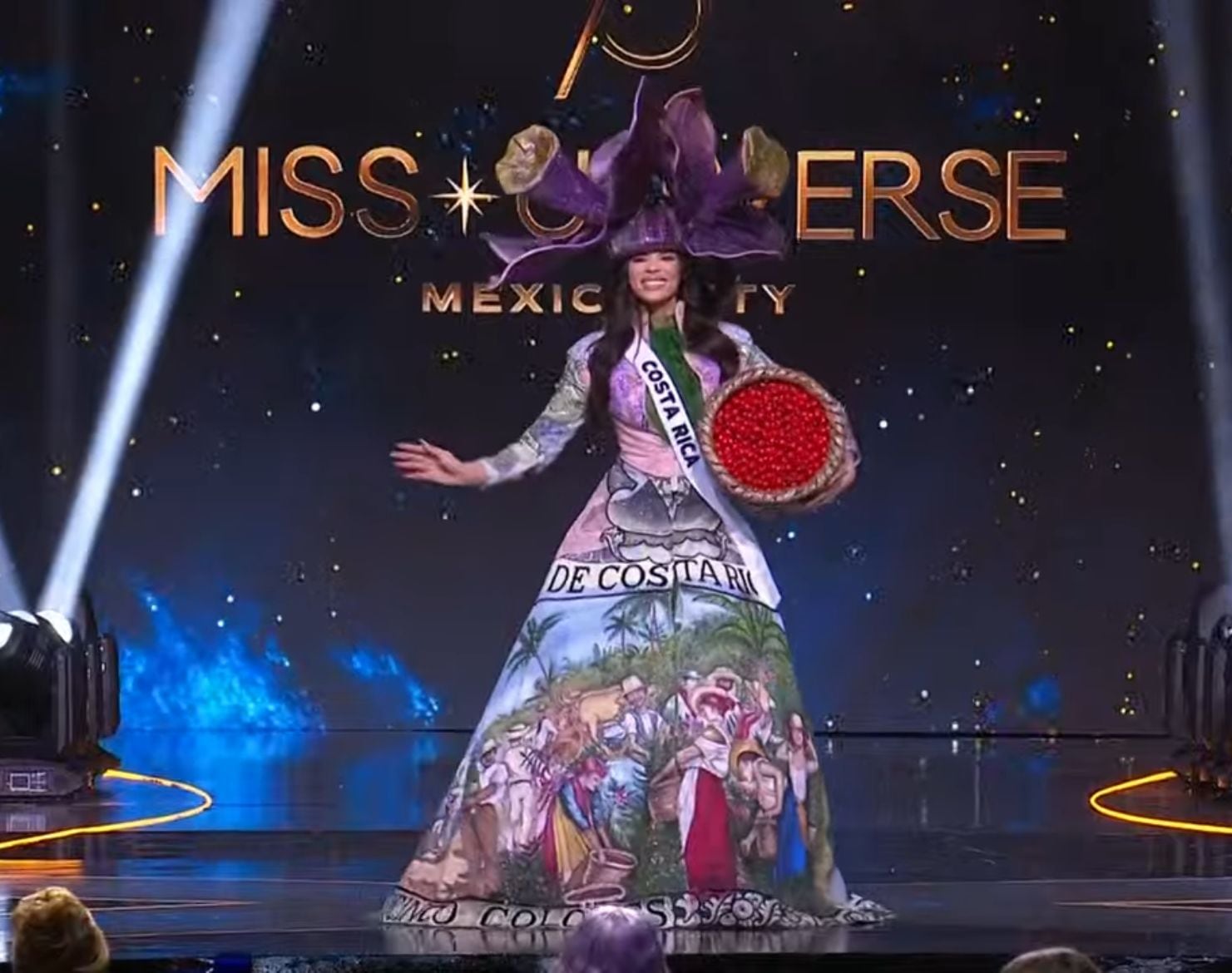 Elena Hidalgo lució este traje típico, inspirado en el billete de 5 colones, en el Miss Universo 2024