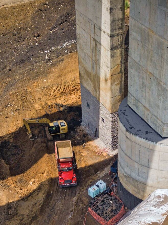 El Ministerio de Obras Públicas y Transportes (Mopt) explica este lunes 19 de junio que se ha finalizado la fase de demolición en el sector sur del antiguo puente sobre el río Virilla en la ruta 32, conocido como el puente Saprissa.