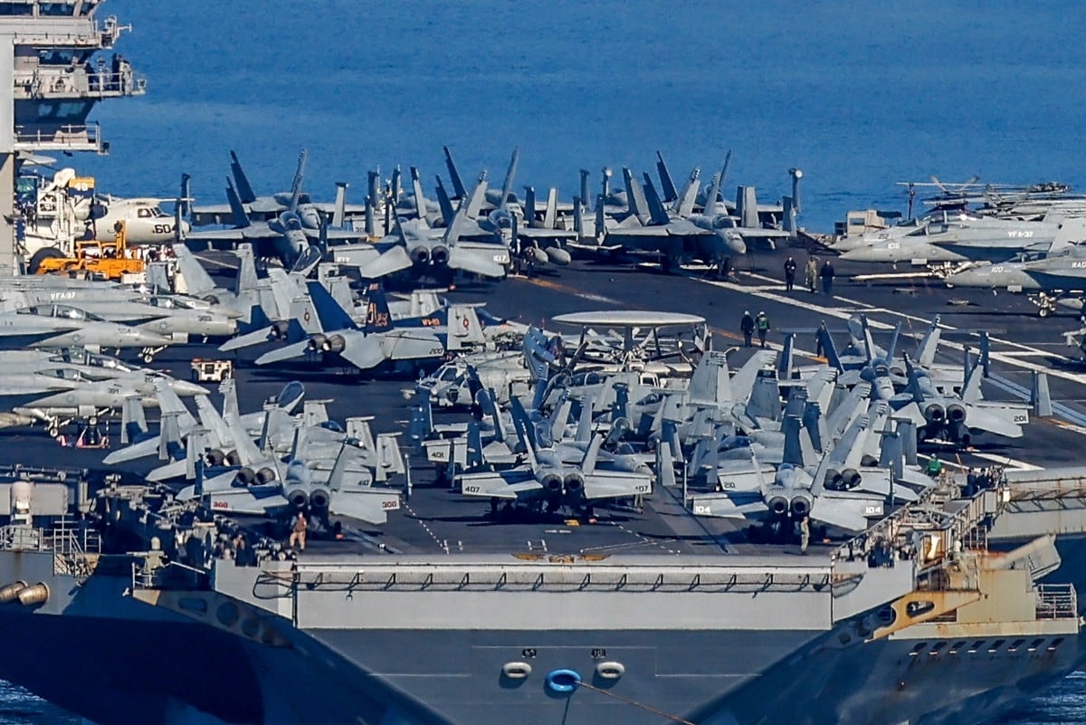 El portaaviones de la Marina de Estados Unidos USS Gerald R. Ford zarpa de la bahía de Suda, en la isla de Creta, parte de la acumulación de fuerza en Medio Oriente.
