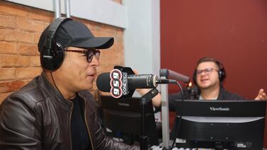 Se inunda la cabina de una las radios más escuchadas del país y su locutor pega el grito al cielo