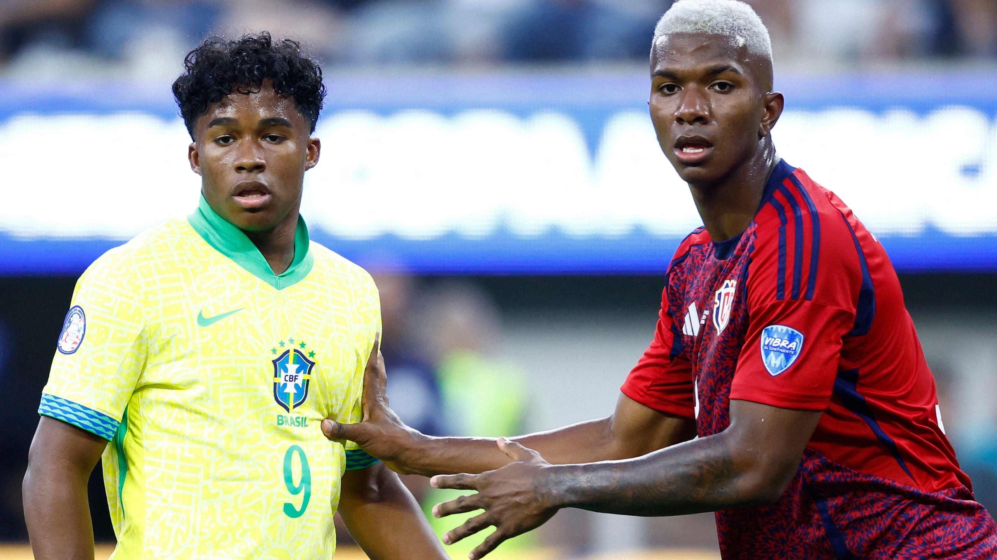 Jeyland Mitchell de Costa Rica y Endrick de Brasil hacen jugaron durante el partido del Grupo D de la CONMEBOL Copa América 2024 entre Brasil y Costa Rica en el estadio SoFi el 24 de junio de 2024 en Inglewood, California.