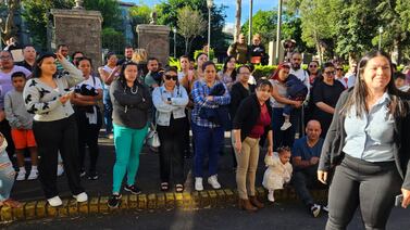 Mamás explotaron por injusticia a sus hijos en regreso a clases en escuela Metálica