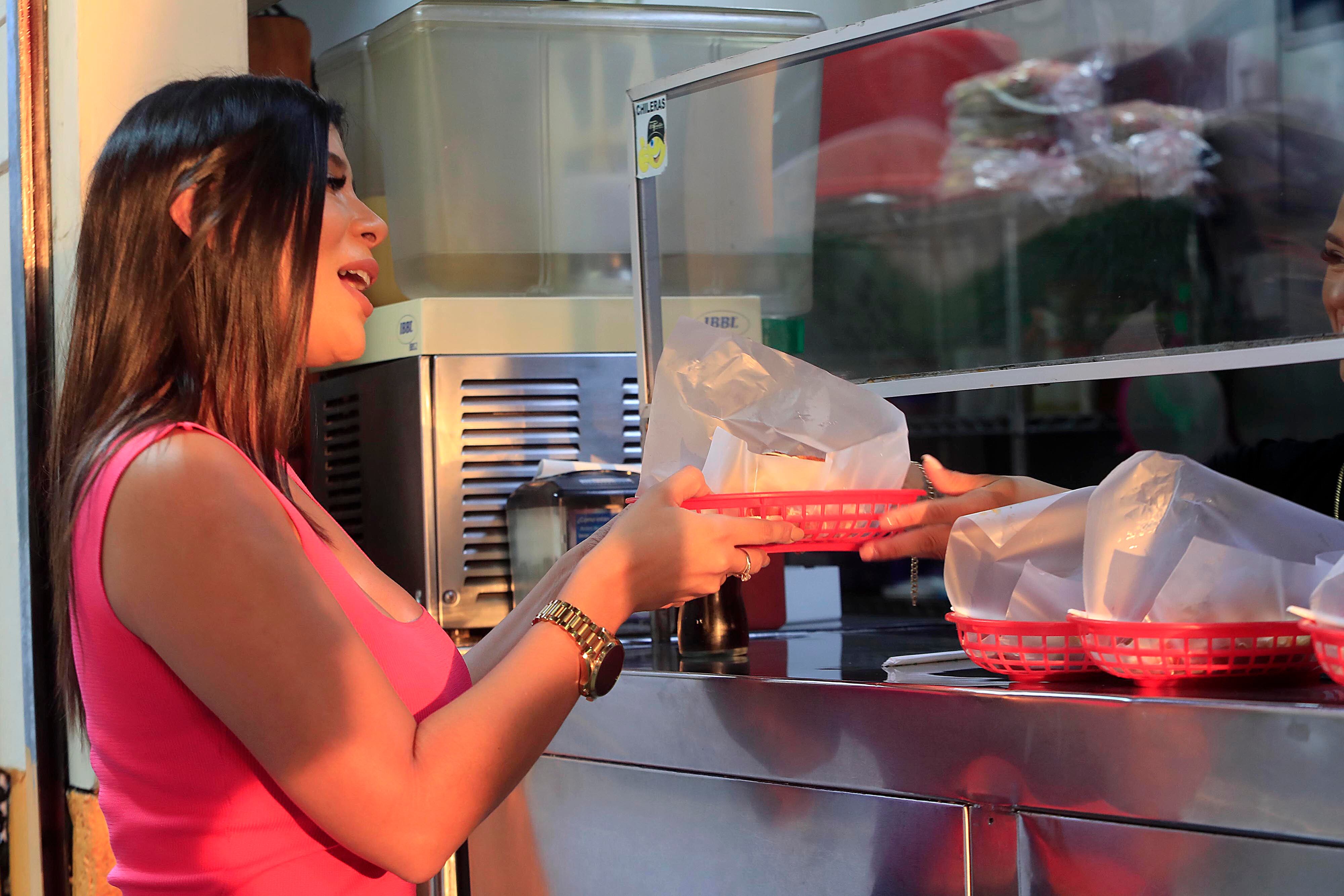 30/08/2023 San José. Soda El Frontón, frente al costado sur del OIJ, y su especialidad las empanadas, se mantiene vigente desde 1948. Aunque preparan casi todo tipo de comidas rápidas, sin duda son las empanadas su carta de presentación. Son tan buenos que muchos llegan, las piden y ahí mismo en la acera, de pie, las degustan.