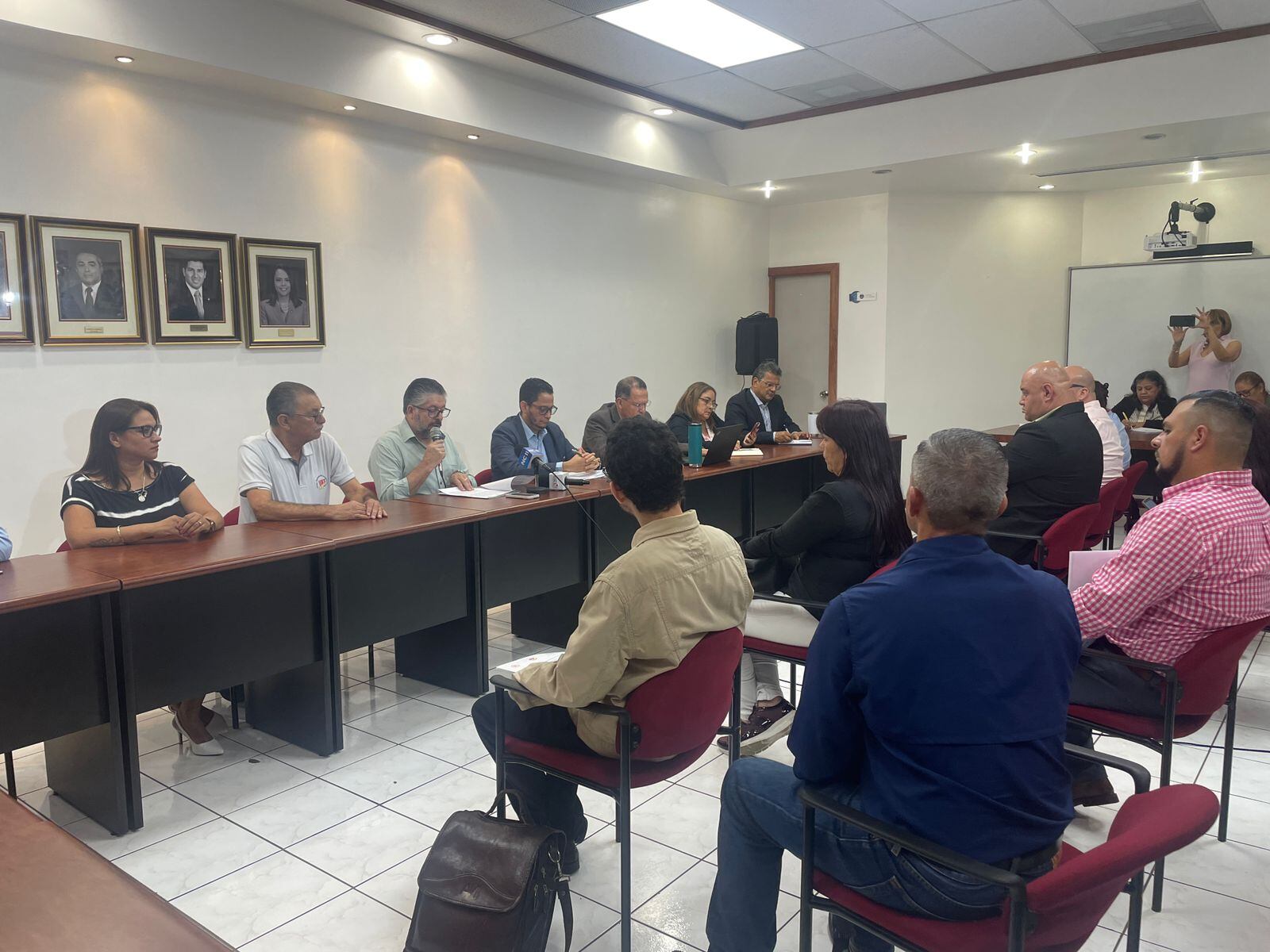 Sindicatos presentan propuesta de aumento salarial para el sector privado para el año 2024.