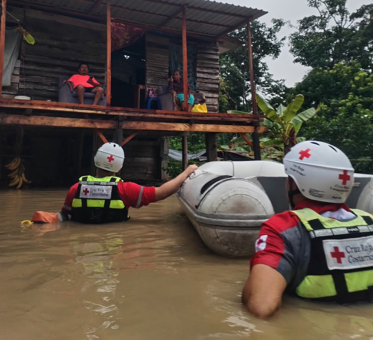 Cruz Roja reporta inundaciones en inundaciones están Talamanca, Valle La Estrella, Limón, Batán y Siquirres, trabajaban desde primeras horas del domingo 16 de agosto del 2026. Foto: Cruz Roja