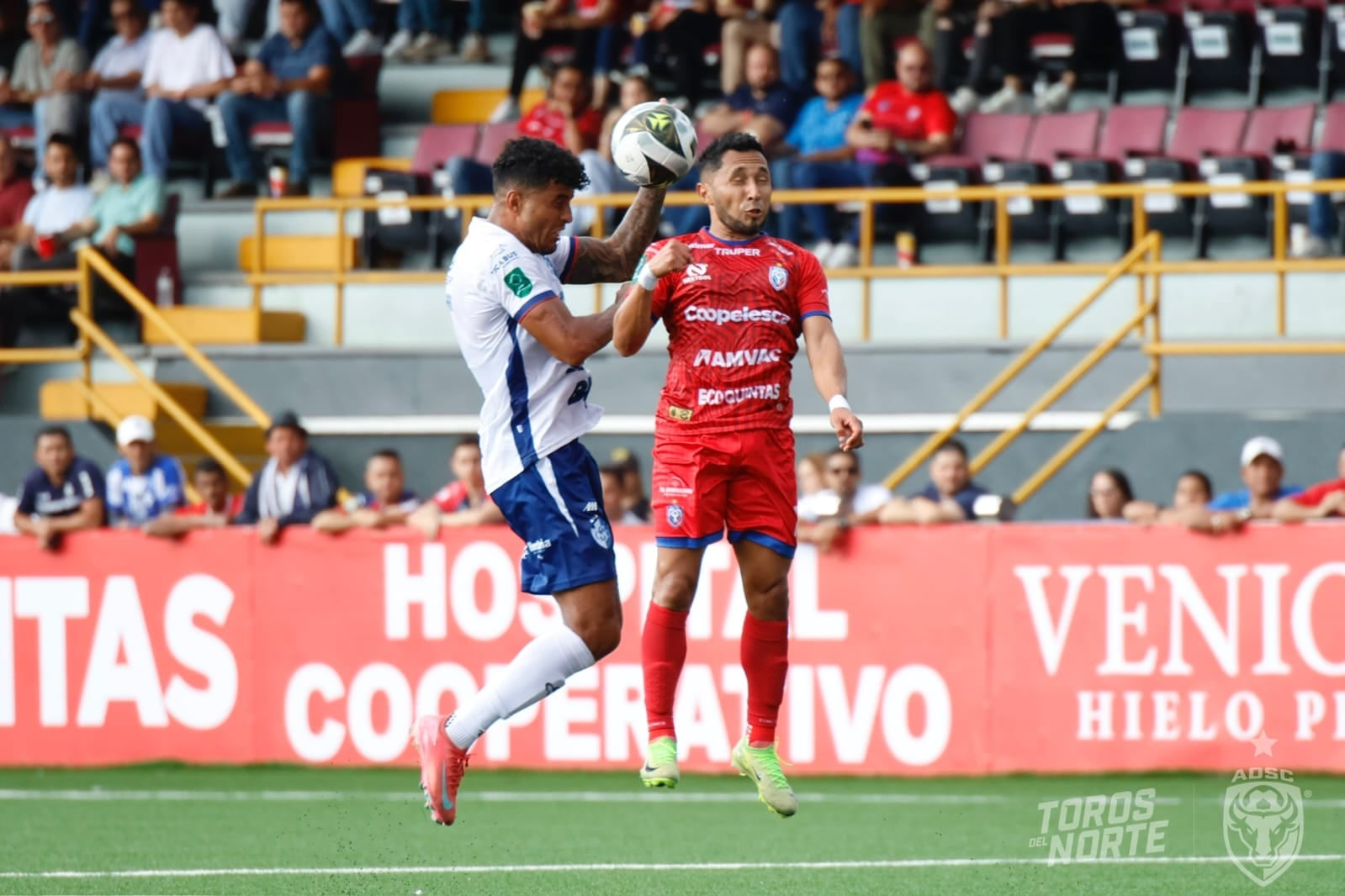 Johan Venegas disputó un balón aéreo con el sancarleño Allen Guevara.
