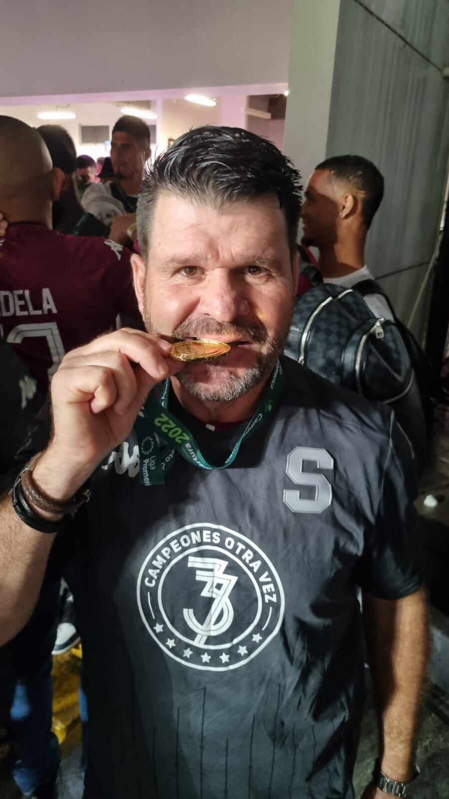 Juan Gabriel Rodríguez, el famoso Pingo, masajista del Saprissa y algunos de sus tesoros. Cortesía.