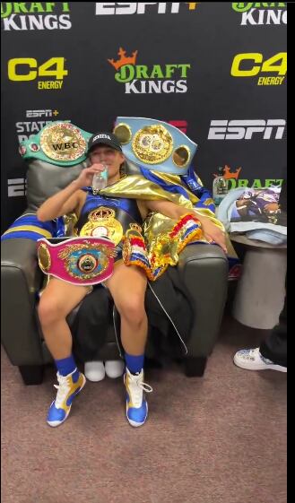 Seniesa Estrada luego de ganar el título mundial absoluto a Yokasta Valle