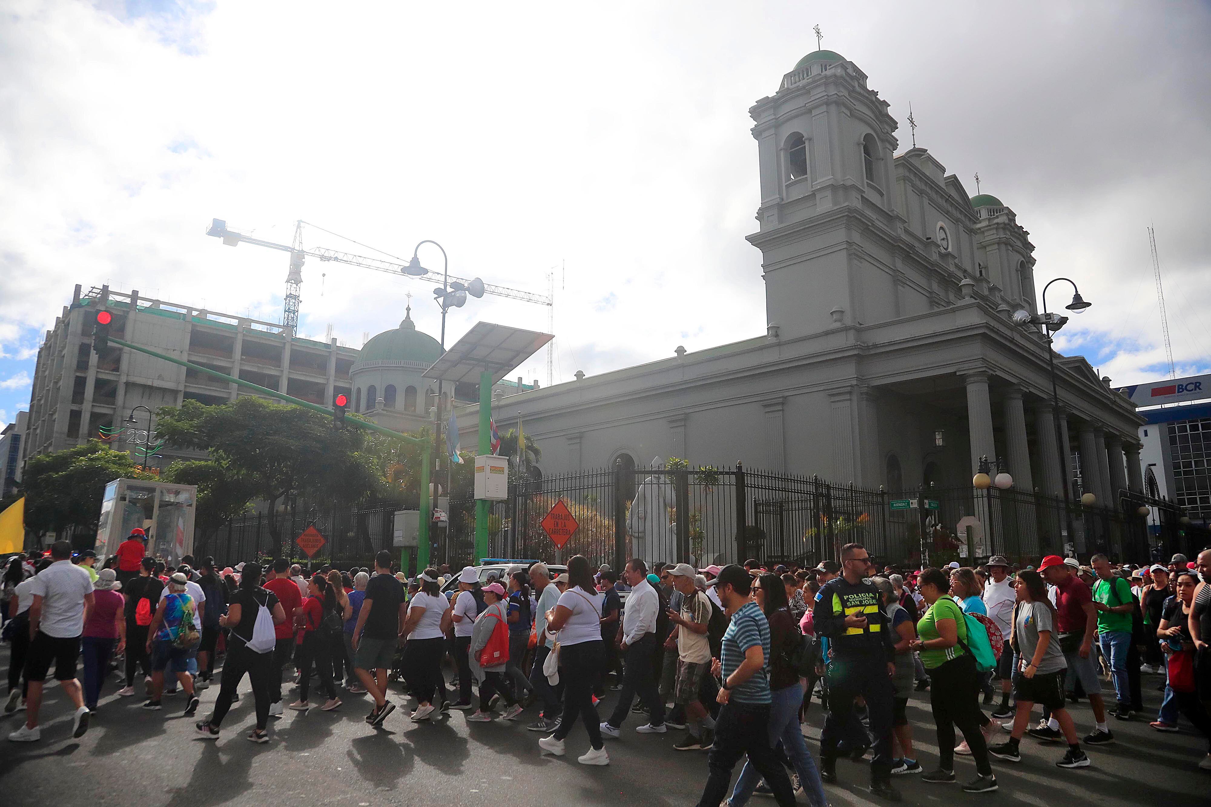 07/01/20023        San José. Romería con el Santo Cristo de Esquipulas desde la Catedral Metropolitana hasta la parroquia de Alajuelita, pasando por la comunidad de Cristo Rey conde el padre Sergio y los colaboradores de Obras del Espíritu Santo también le dieron el acostumbrado especial recibimiento de todos los años. La pequeña peregrinación también pasó por Sagrada Familia y Hatillo antes de llegar a su destino final.