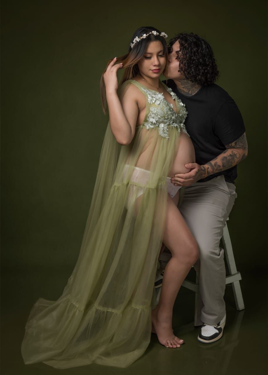 Una mamá de 21 años, Darling Peralta, llora desconsolada y sin parar porque el bebito de 40 semanas se le murió en la pancita. Denuncia que su bebito falleció por negligencia de los doctores del Hospital San Rafael de Alajuela