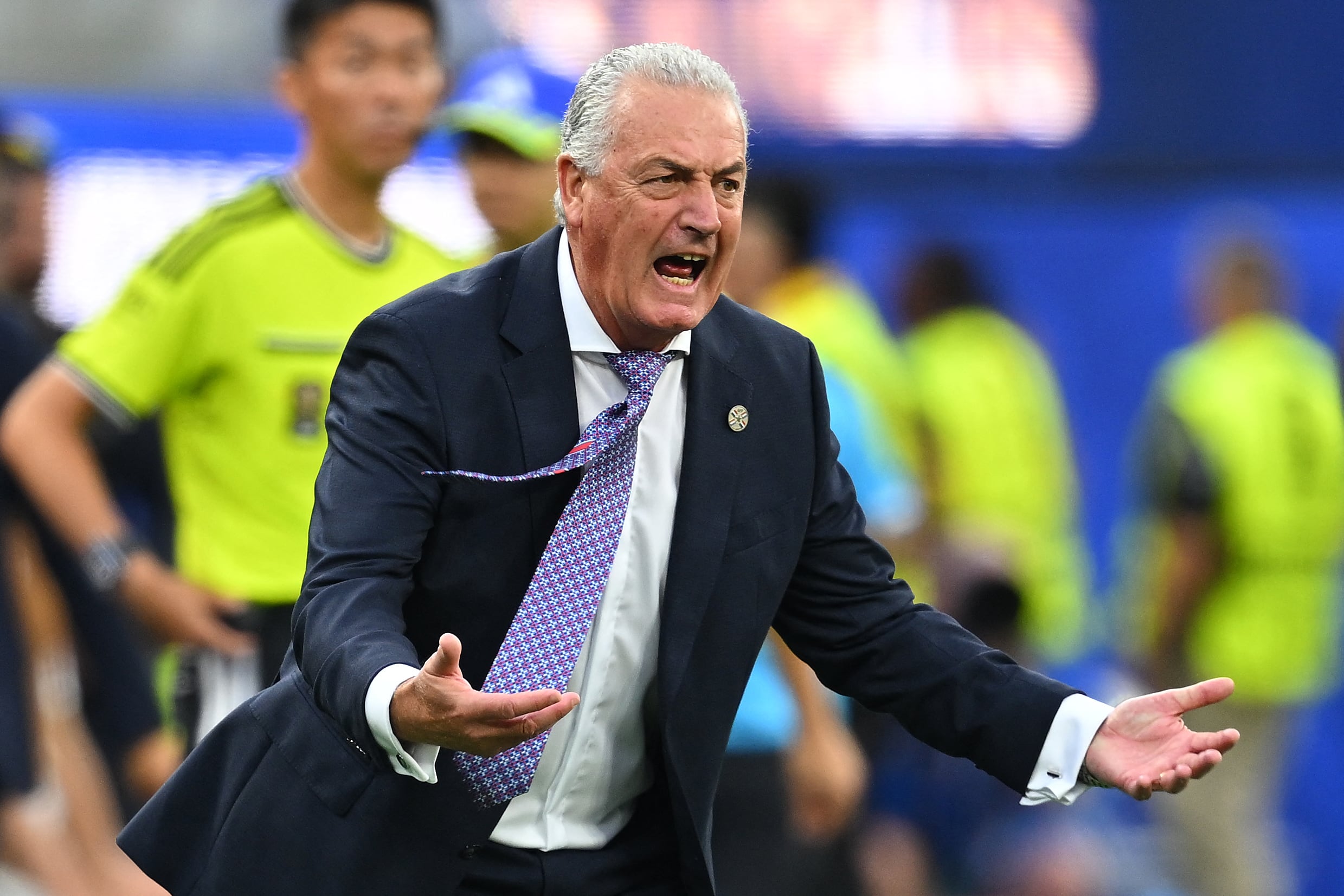 El técnico de la Selección de Paraguay, Gustavo Alfaro, gesticula durante el partido entre los guaraníes y Estados Unidos en Los Ángeles, por el Mundial 2026.
