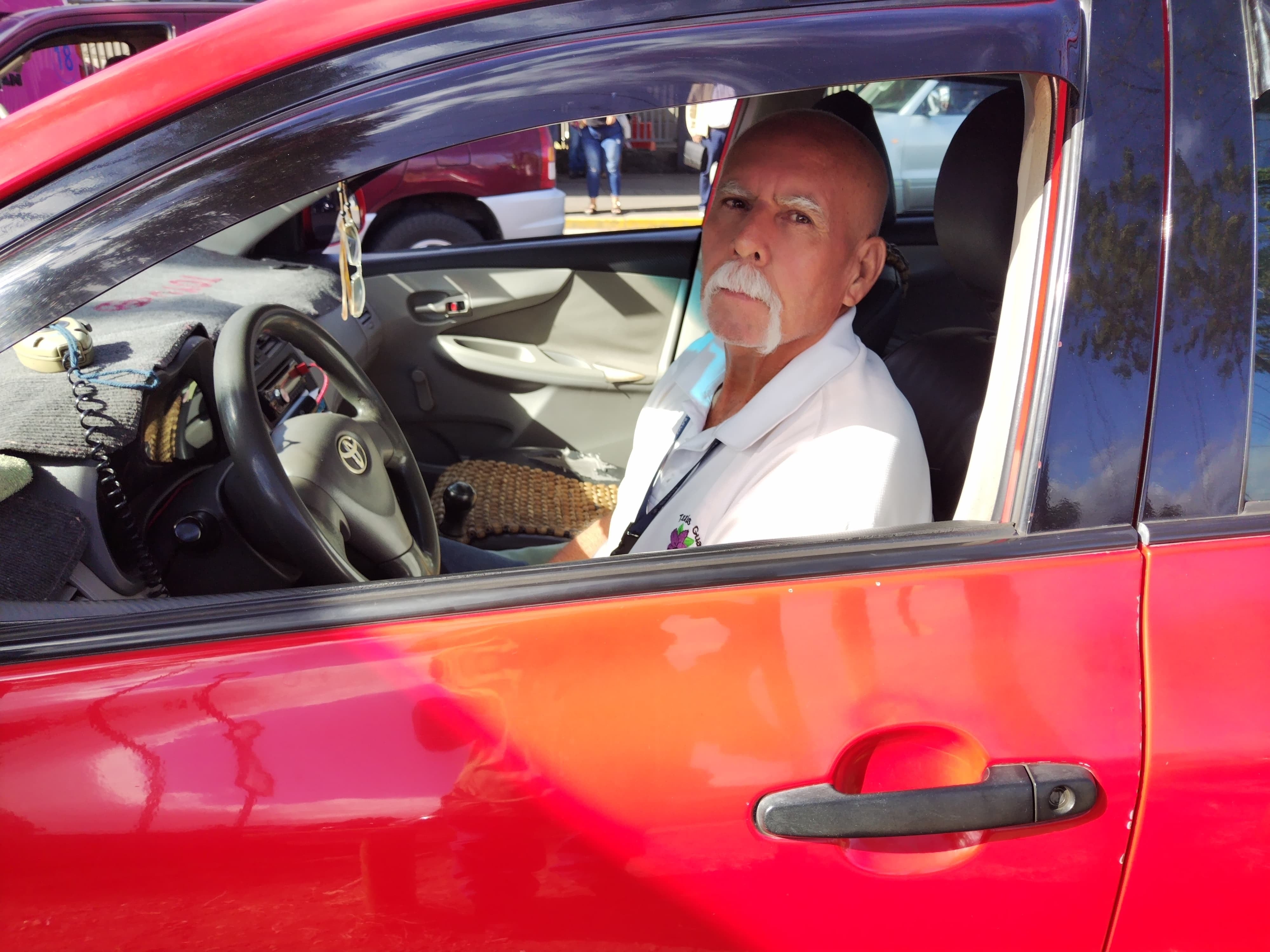 Manuel Enrique Alfaro Araya, tiene 28 años de ser taxista, su placa es la 93 y trabaja con Taxis Guaria.