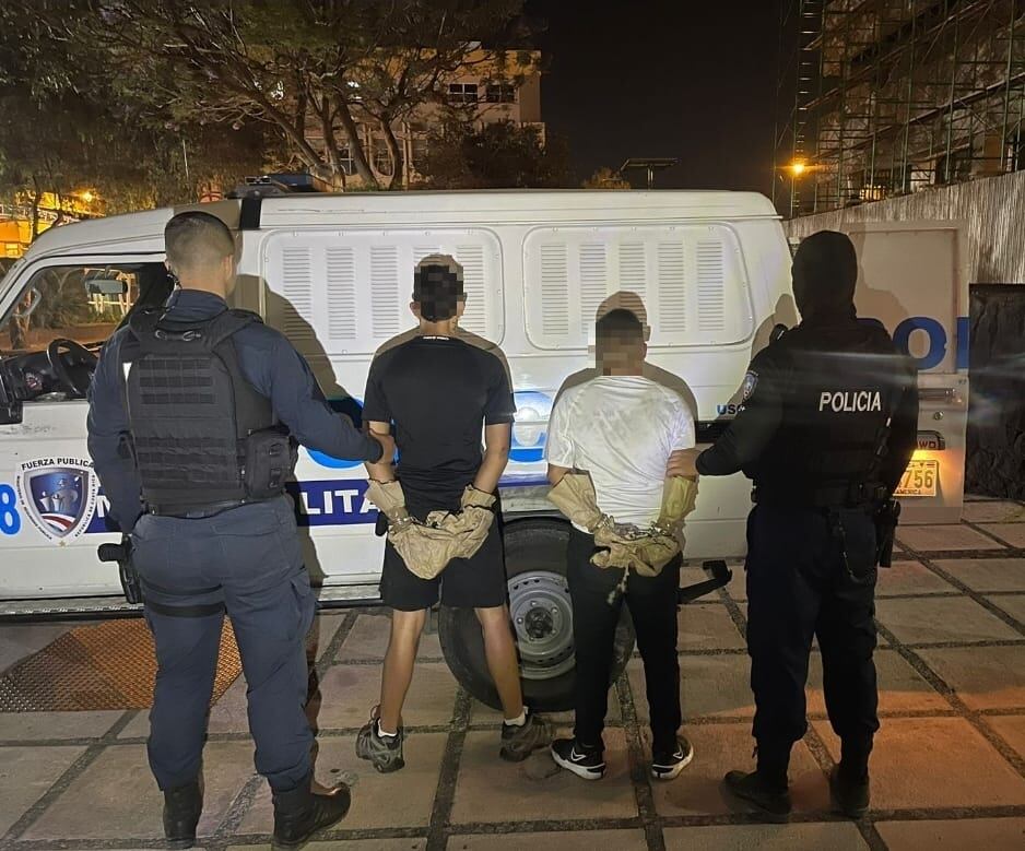 Los sospechosos fueron detenidos luego de que chocaron contra una patrulla.